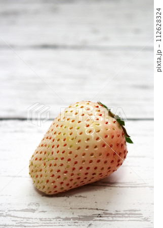 白い苺　（ミルキーベリー） 112628324