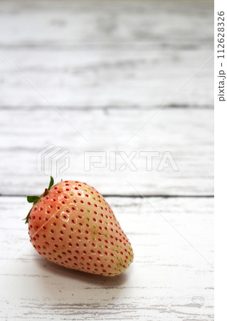 白い苺 (ミルキーベリー) 白い苺 (ミルキーベリー) 112628326