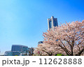 【神奈川の都市風景】みなとみらい周辺の桜 112628888