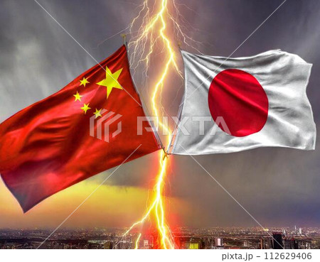 稲妻に分断される日本と中国の国旗 112629406