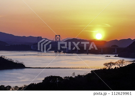 夕陽と大鳴門橋 112629961