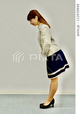 お辞儀をする女性 お辞儀をする女性 112630649