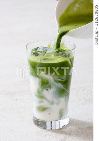アイス抹茶ラテ、宇治茶から作る本格的な日本の抹茶ラテ アイス抹茶ラテ、宇治茶から作る本格的な日本の抹茶ラテ 112630805