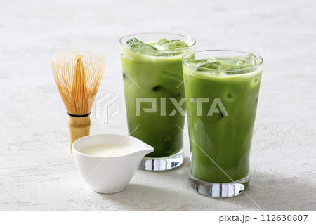 アイス抹茶ラテ、宇治茶から作る本格的な日本の抹茶ラテ アイス抹茶ラテ、宇治茶から作る本格的な日本の抹茶ラテ 112630807