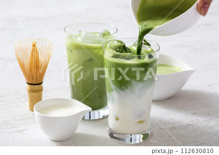 アイス抹茶ラテ、宇治茶から作る本格的な日本の抹茶ラテ 112630810
