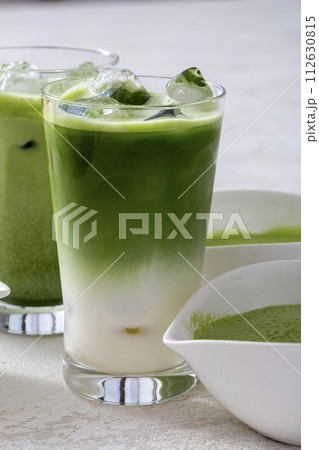 アイス抹茶ラテ、宇治茶から作る本格的な日本の抹茶ラテ 112630815