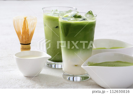 アイス抹茶ラテ、宇治茶から作る本格的な日本の抹茶ラテ アイス抹茶ラテ、宇治茶から作る本格的な日本の抹茶ラテ 112630816