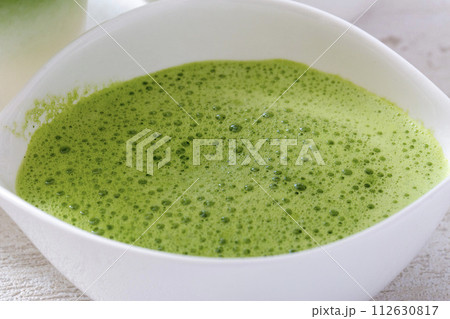 アイス抹茶ラテ、宇治茶から作る本格的な日本の抹茶ラテ アイス抹茶ラテ、宇治茶から作る本格的な日本の抹茶ラテ 112630817