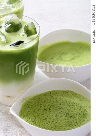 アイス抹茶ラテ、宇治茶から作る本格的な日本の抹茶ラテ 112630818