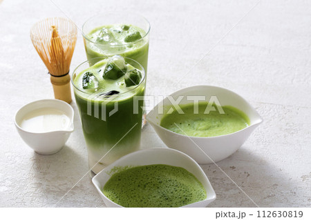 アイス抹茶ラテ、宇治茶から作る本格的な日本の抹茶ラテ アイス抹茶ラテ、宇治茶から作る本格的な日本の抹茶ラテ 112630819