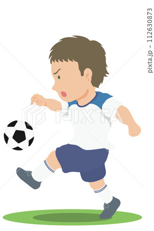 パスを出すサッカー選手 112630873