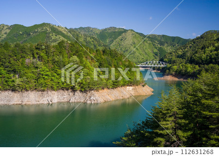 岐阜県・東仙峡金山湖の新緑風景《馬瀬大橋からの眺望》 112631268
