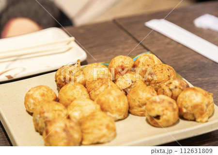 お皿に盛り付けられたたこ焼き お皿に盛り付けられたたこ焼き 112631809