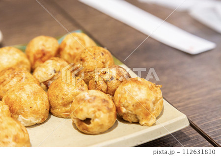 お皿に盛り付けられたたこ焼き 112631810