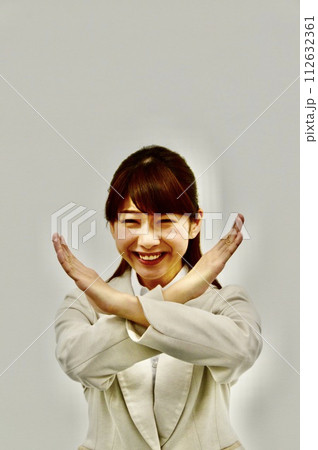 ダメ出しする若い女性 ダメ出しする若い女性 112632361