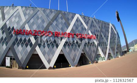 快晴の青空と花園ラグビー場 112632567