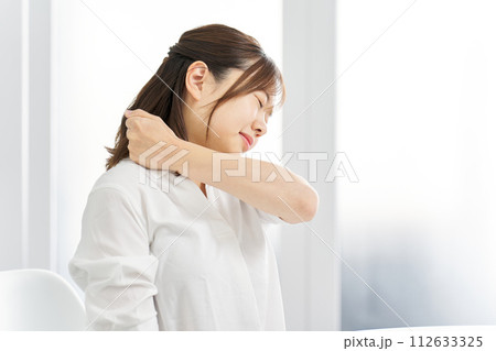 肩こりに悩む女性 112633325