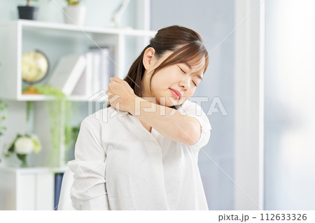 肩こりに悩む女性 112633326