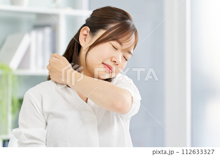 肩こりに悩む女性 112633327