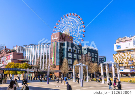 日本の横浜都市景観 飛行機雲(画面右上)とセンター北駅前・観覧車や都築阪急などを望む 日本の横浜都市景観 飛行機雲(画面右上)とセンター北駅前・観覧車や都築阪急などを望む 112633804