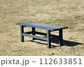 公園に置かれたベンチ 112633851