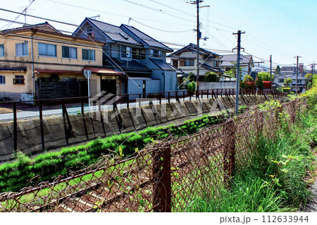 【京都】春の嵐電　御室仁和寺駅から宇多野駅へ続く線路 112633944