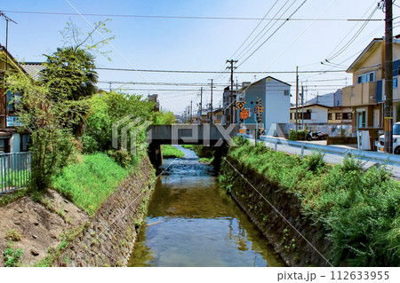 【京都】春の嵐山巡り　清水橋から望む有栖川とJRの架線 112633955