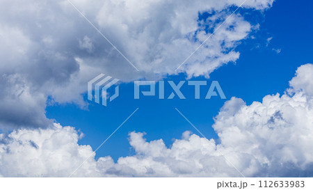 真夏の青空に流れるたくさんの雲 112633983