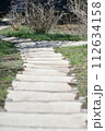 春の公園の長い階段 112634158