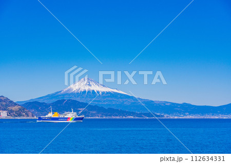 （静岡県）富士山を背に清水港を出る駿河湾フェリー 112634331