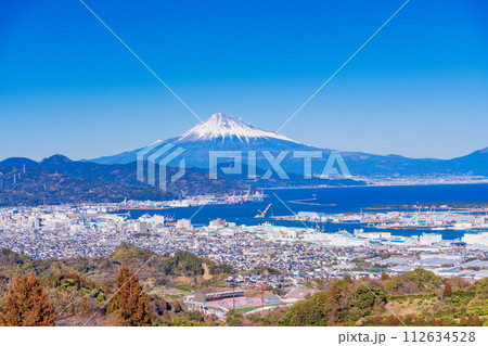 （静岡県）日本平から、清水港越しに富士山 112634528