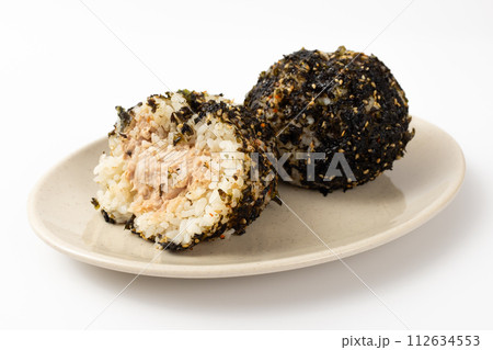 Tuna Jumeokbap on white background 112634553