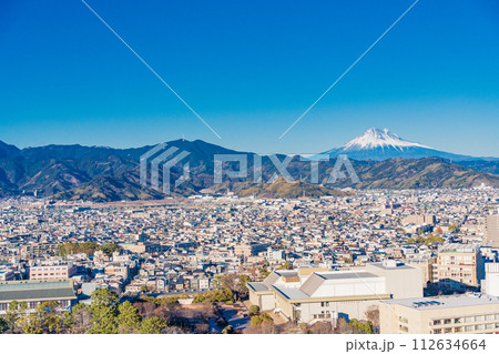 （静岡県）静岡県庁から眺める、静岡市の街並みと富士山 112634664