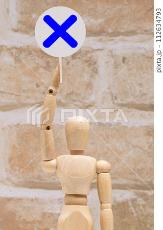 バツのプレートをあげたデッサン人形 バツのプレートをあげたデッサン人形 112634793