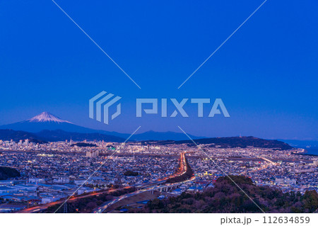 （静岡県）静岡市の街並み・東名高速道路・富士山　夜景 112634859