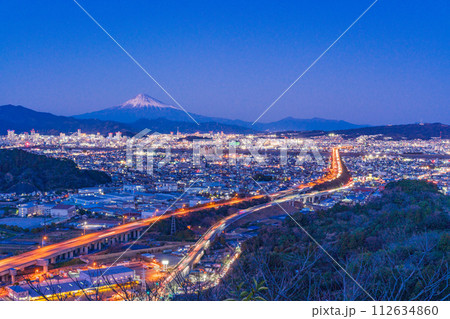 （静岡県）静岡市の街並み・東名高速道路・富士山　夜景 112634860