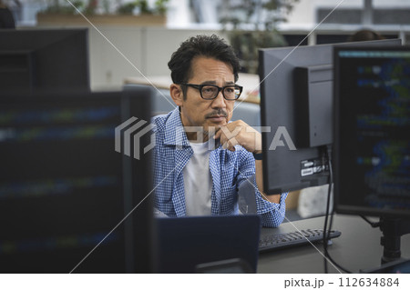 PCで作業をする50代のエンジニア PCで作業をする50代のエンジニア 112634884