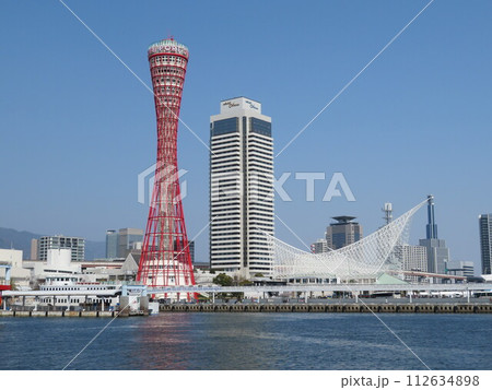 神戸港 モザイクから見たポートタワーとホテルオークラ 神戸港 モザイクから見たポートタワーとホテルオークラ 112634898