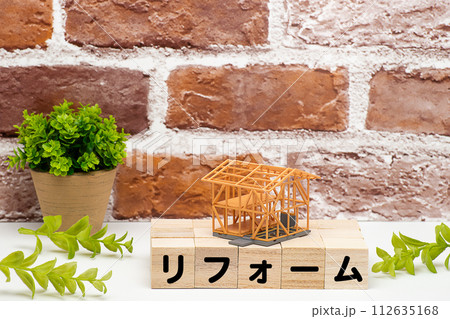 建築中の木造住宅とリフォームの文字 建築中の木造住宅とリフォームの文字 112635168