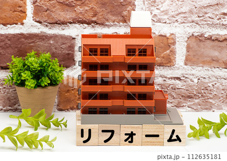 ファミリーマンションとリフォームの文字 112635181