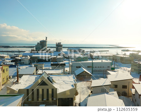 紋別プリンスホテルから眺める紋別市街とオホーツク海 112635359