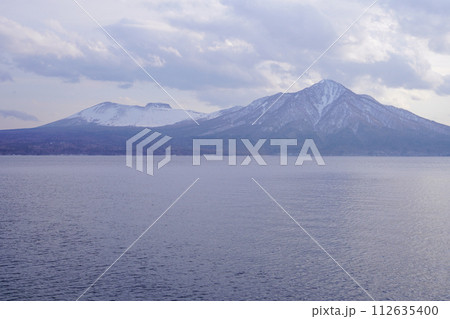 樽前山、風不死岳と支笏湖 112635400