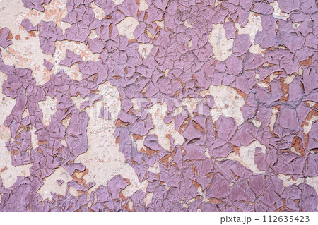 Old peeling paint background. Old flakes pink paint texture wall surface 112635423