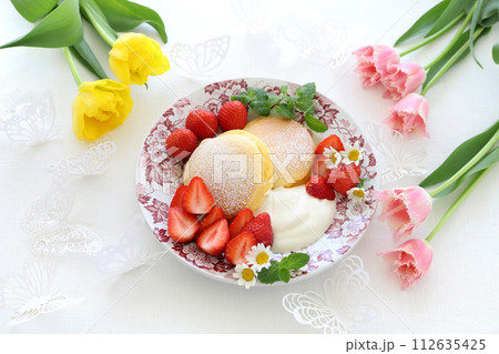 いちごと生クリームを添えた春のパンケーキ　いちごのパンケーキ 112635425