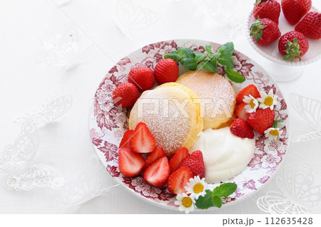 いちごと生クリームを添えた春のパンケーキ 112635428