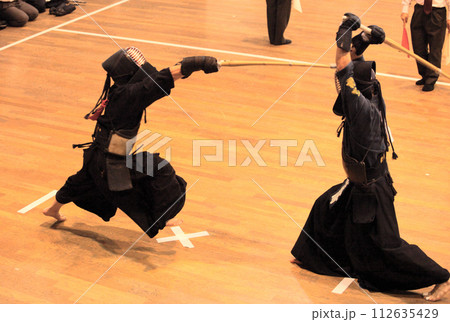 武道である剣道の試合 112635429