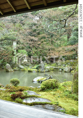 書院内から臨む雨の蓮華寺 書院内から臨む雨の蓮華寺 112635584