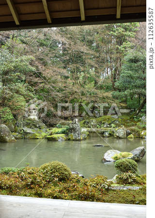 書院内から臨む雨の蓮華寺 書院内から臨む雨の蓮華寺 112635587