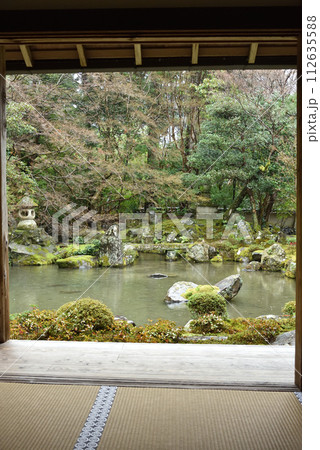 書院内から臨む雨の蓮華寺 書院内から臨む雨の蓮華寺 112635588