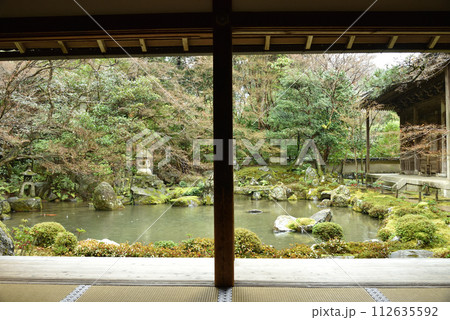 書院内から臨む雨の蓮華寺 112635592